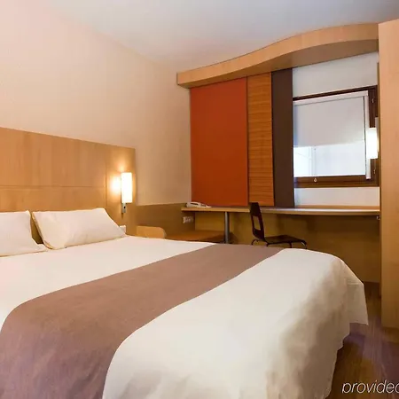 Ibis La Ferme Aux Vins Бон