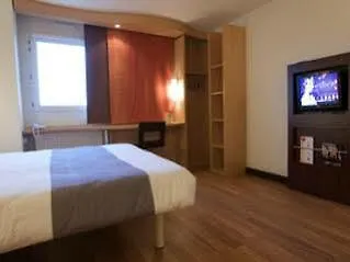 Ibis La Ferme Aux Vins Бон